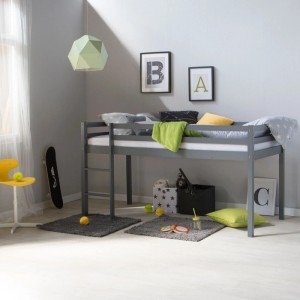 Graues Hochbett aus Holz 90x200 cm mit Leiter und Sicherheitsumrandung im Kinderzimmer.