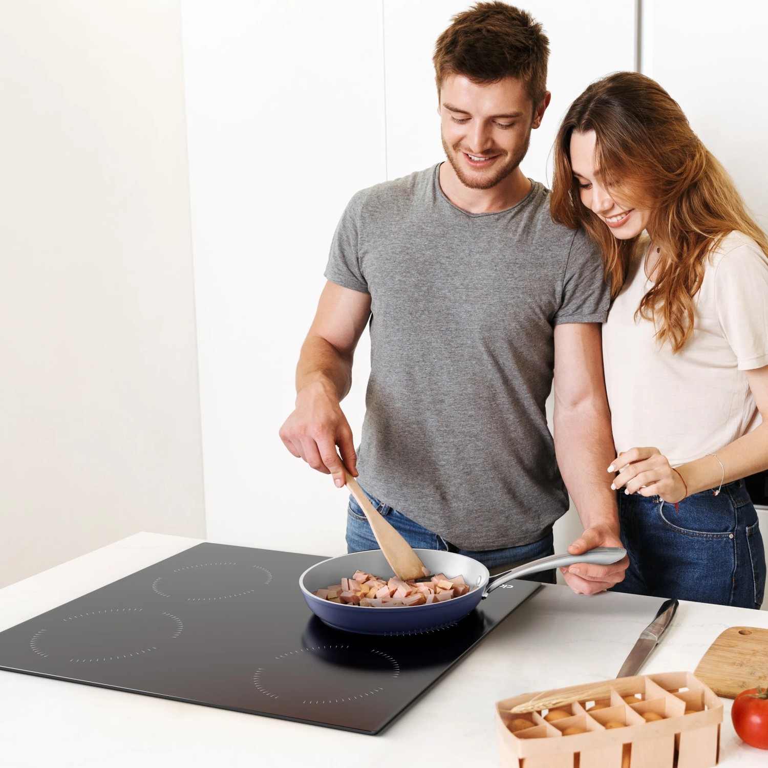 Paar kocht mit CIARRA Induktionskochfeld VM4BIH-A 60cm in der Küche.