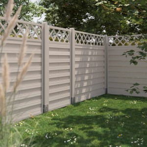 Sichtschutzzaun-Element Country Cream, lasiert, 180x90cm, mit Lattenzaun-Abschluss im Garten.