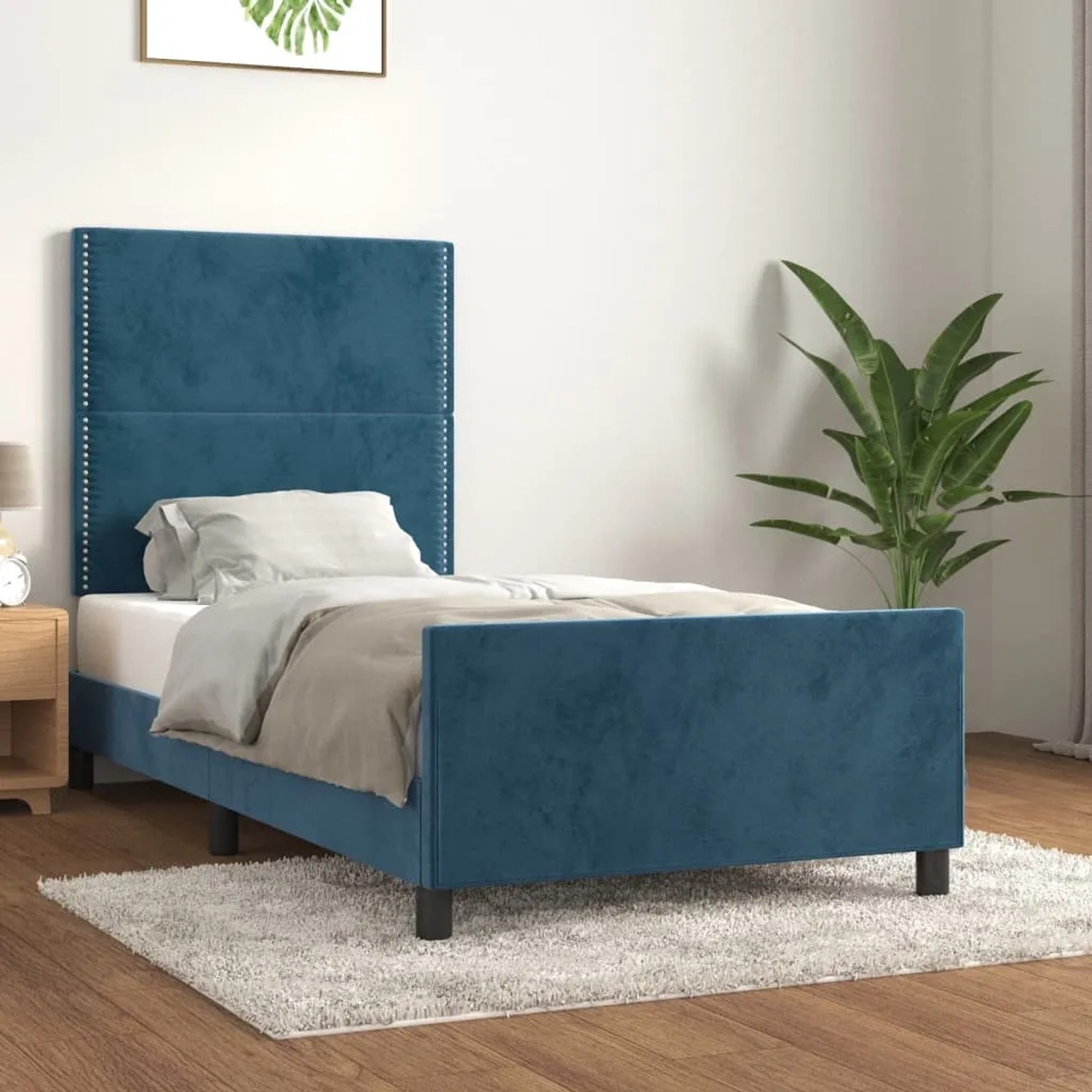 Dunkelblaues Samt-Bettgestell (90x200 cm) mit Kopfteil im Schlafzimmer.