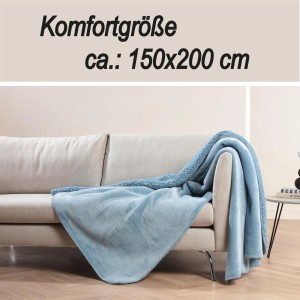 Blaue Bestlivings Kuscheldecke (150x200 cm) aus Teddy Fleece und Flanell auf einem Sofa.