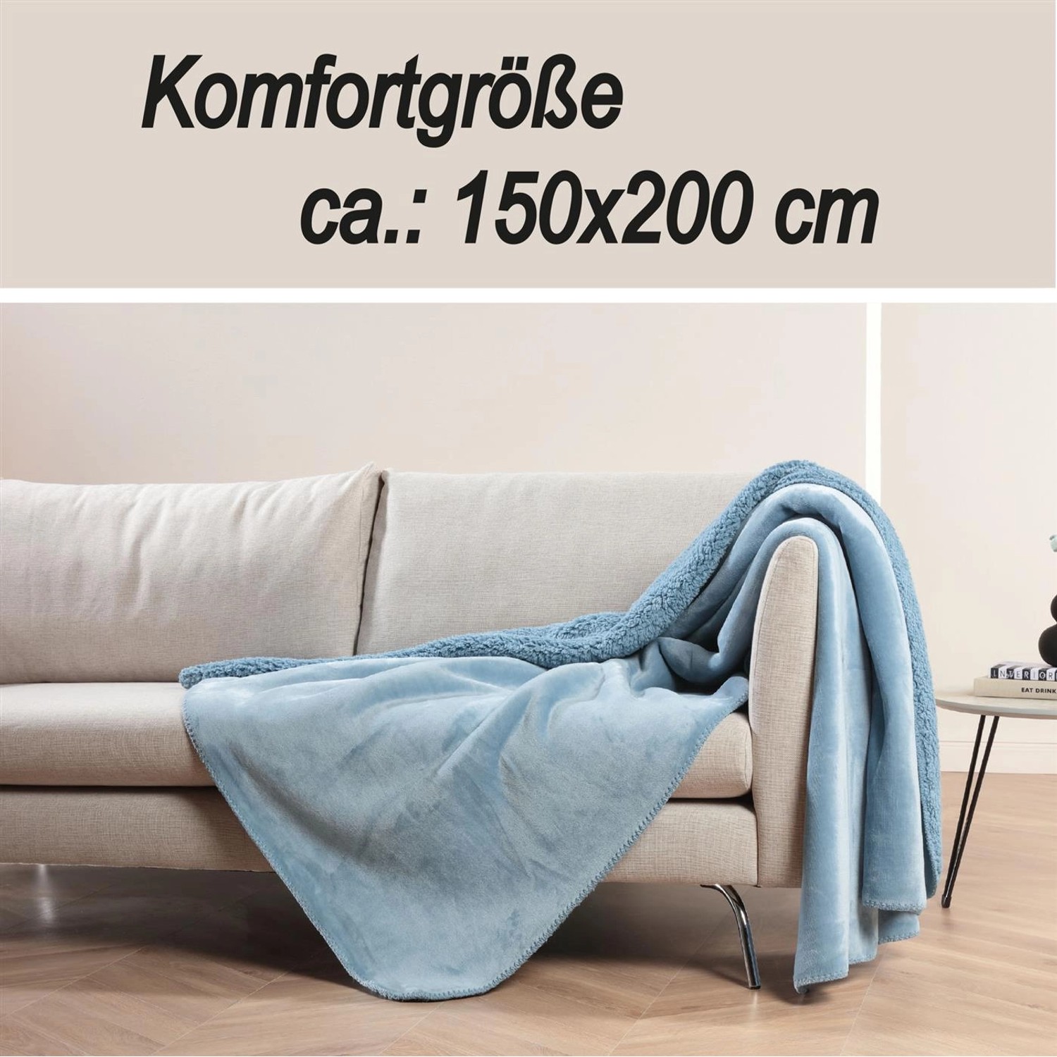Blaue Bestlivings Kuscheldecke (150x200 cm) aus Teddy Fleece und Flanell auf einem Sofa.