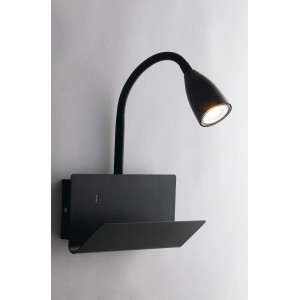 Schwarze Luce Design Wandleuchte Gulp mit flexiblem Arm, USB-Anschluss und Ablage.