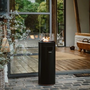 Enders Feuerstelle Nova LED L Black-Chrome mit Glaszylinder und Flamme im Außenbereich.