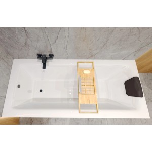 Weiße Acryl Rechteckbadewanne 170x75 cm mit schwarzer Armatur, Bambusablage und KODI Kopfstütze.