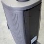 Grauer Gusskaminofen Plamen Gala 8 kW mit Rauchrohr- und externem Verbrennungsluftanschluss aus Gusseisen.