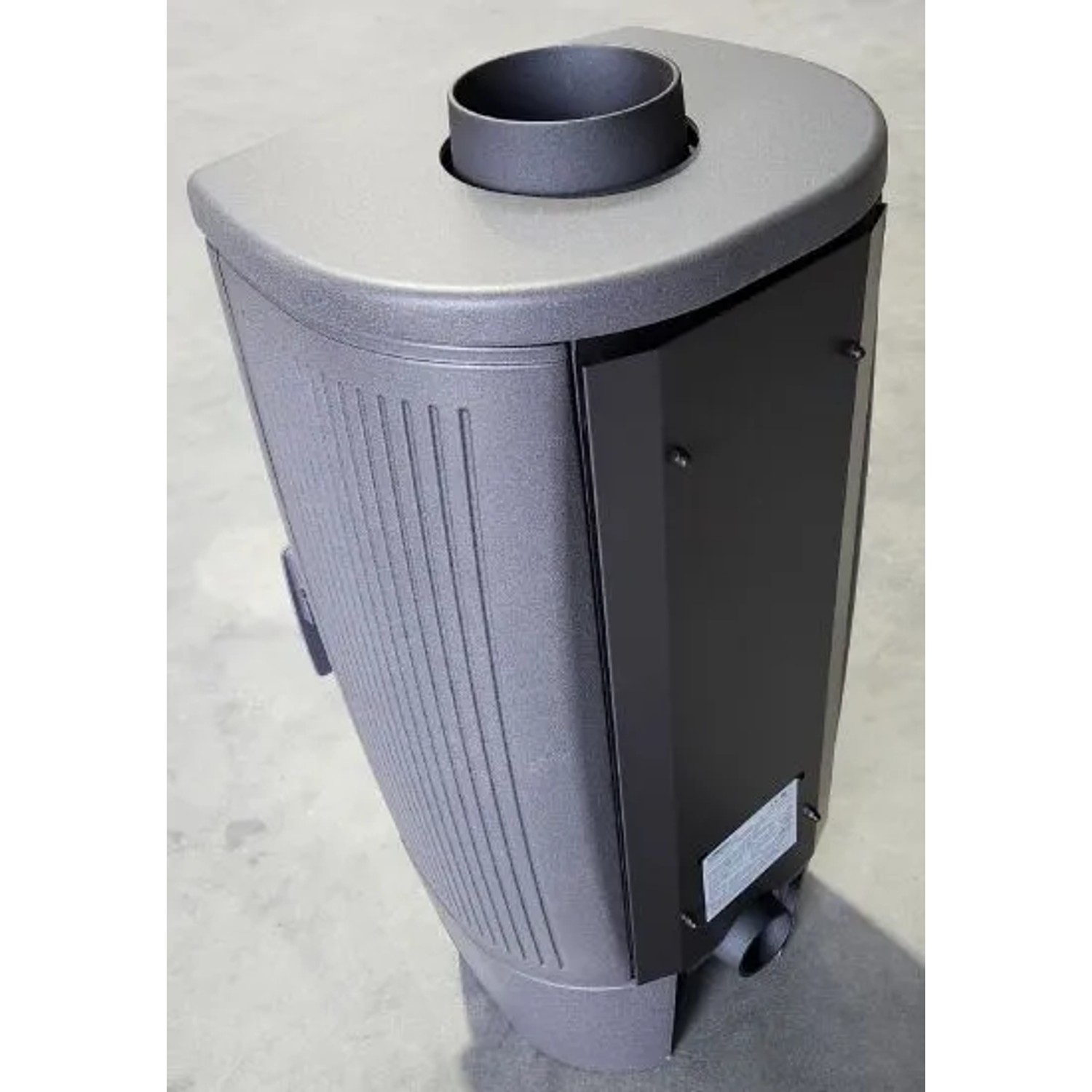 Grauer Gusskaminofen Plamen Gala 8 kW mit Rauchrohr- und externem Verbrennungsluftanschluss aus Gusseisen.