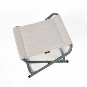 Beiger Camping Klapphocker 'Titan' mit Tischauflage, ideal als Hocker, Tisch oder Tablett.