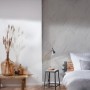 A.S. Création Vliestapete in Grau mit Marmoroptik im Schlafzimmer.