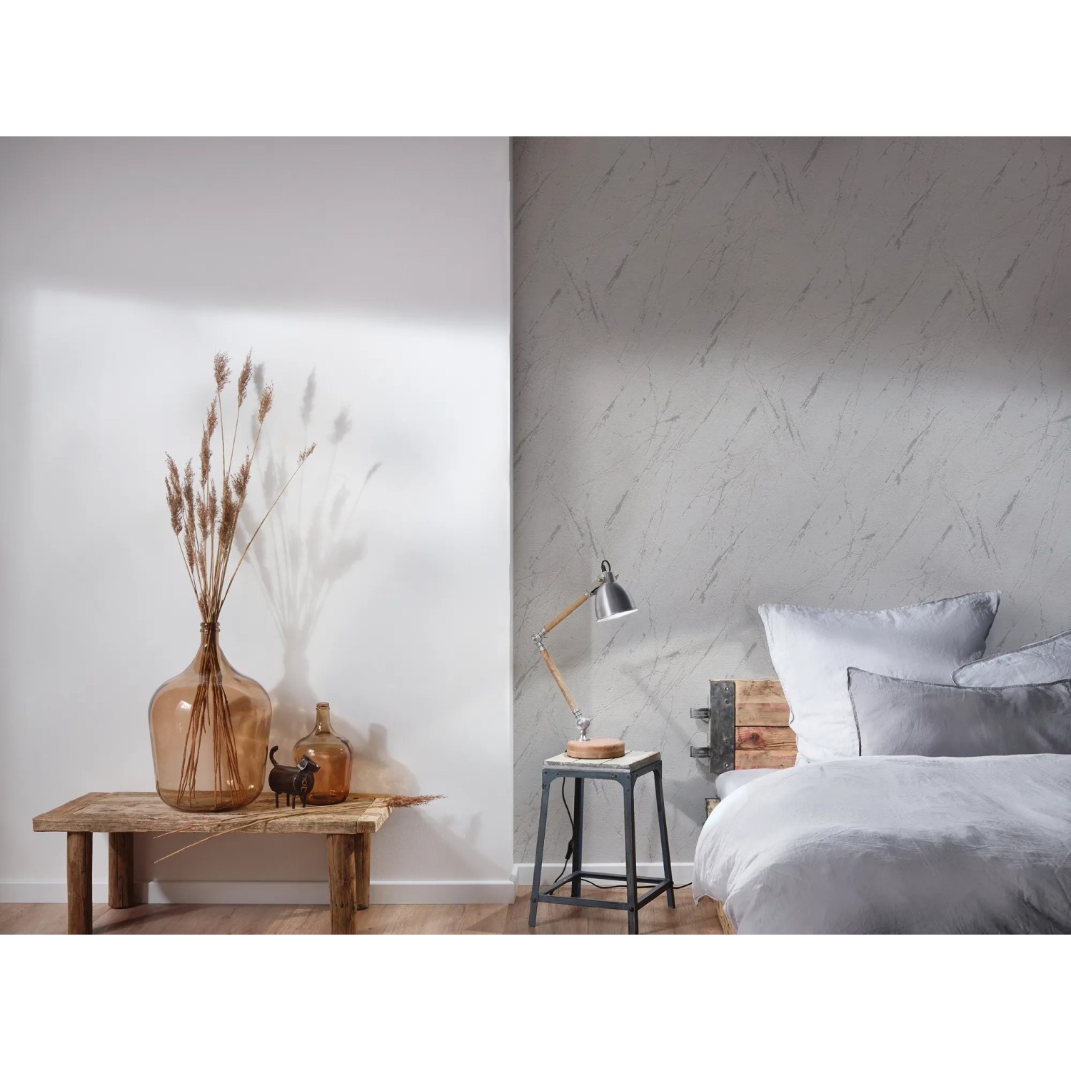 A.S. Création Vliestapete in Grau mit Marmoroptik im Schlafzimmer.