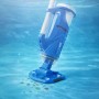 Pool Blaster Catfish Gen 2 Akku Poolsauger unter Wasser bei der Reinigung von Poolboden.