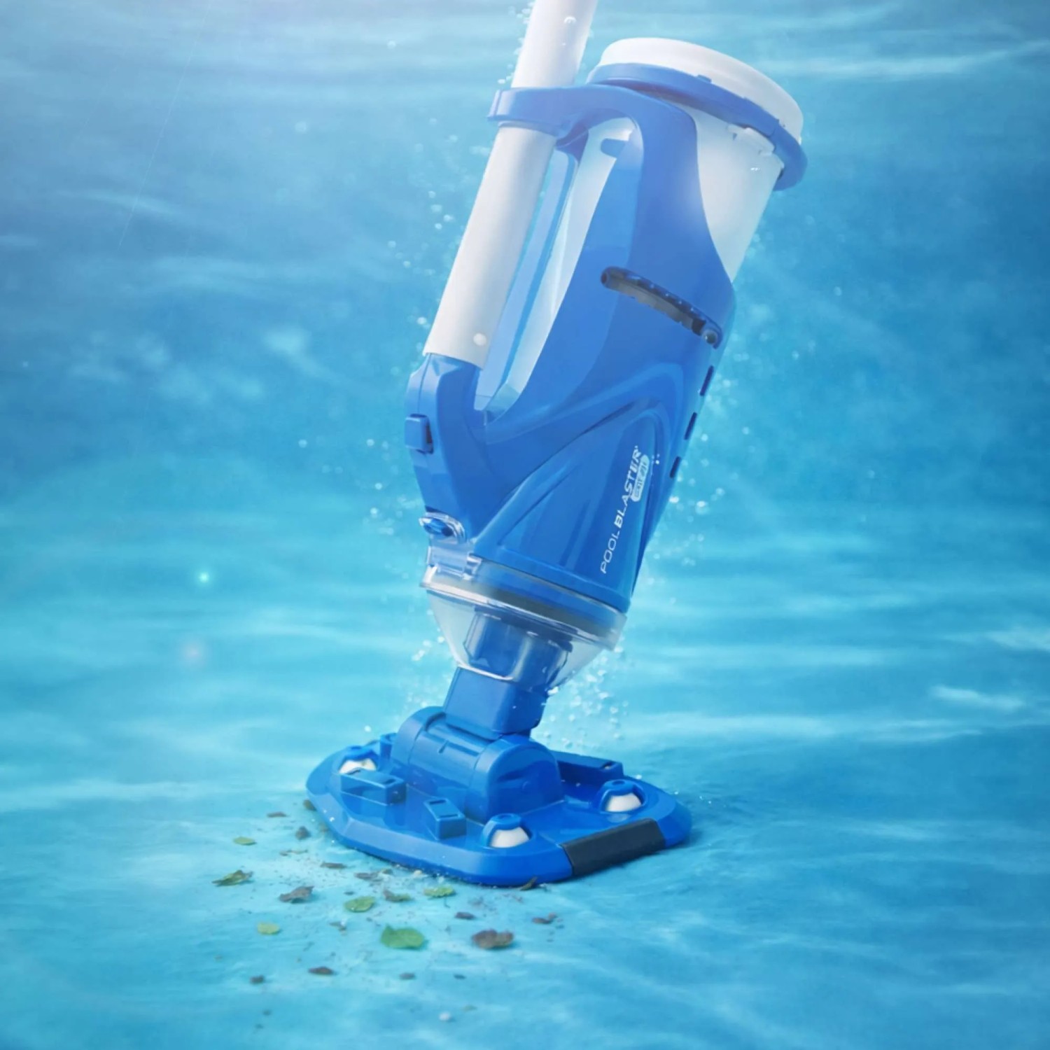 Pool Blaster Catfish Gen 2 Akku Poolsauger unter Wasser bei der Reinigung von Poolboden.