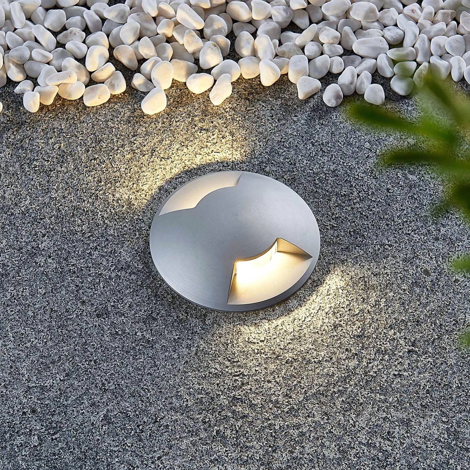 Runde Lucande Milara Bodeneinbauleuchte aus Alu, wasserdicht und modern für Garten & Terrasse.