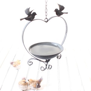 Hängende Vogeltränke in Herzform aus grauem Metall mit zwei Vogel-Figuren (59 cm).