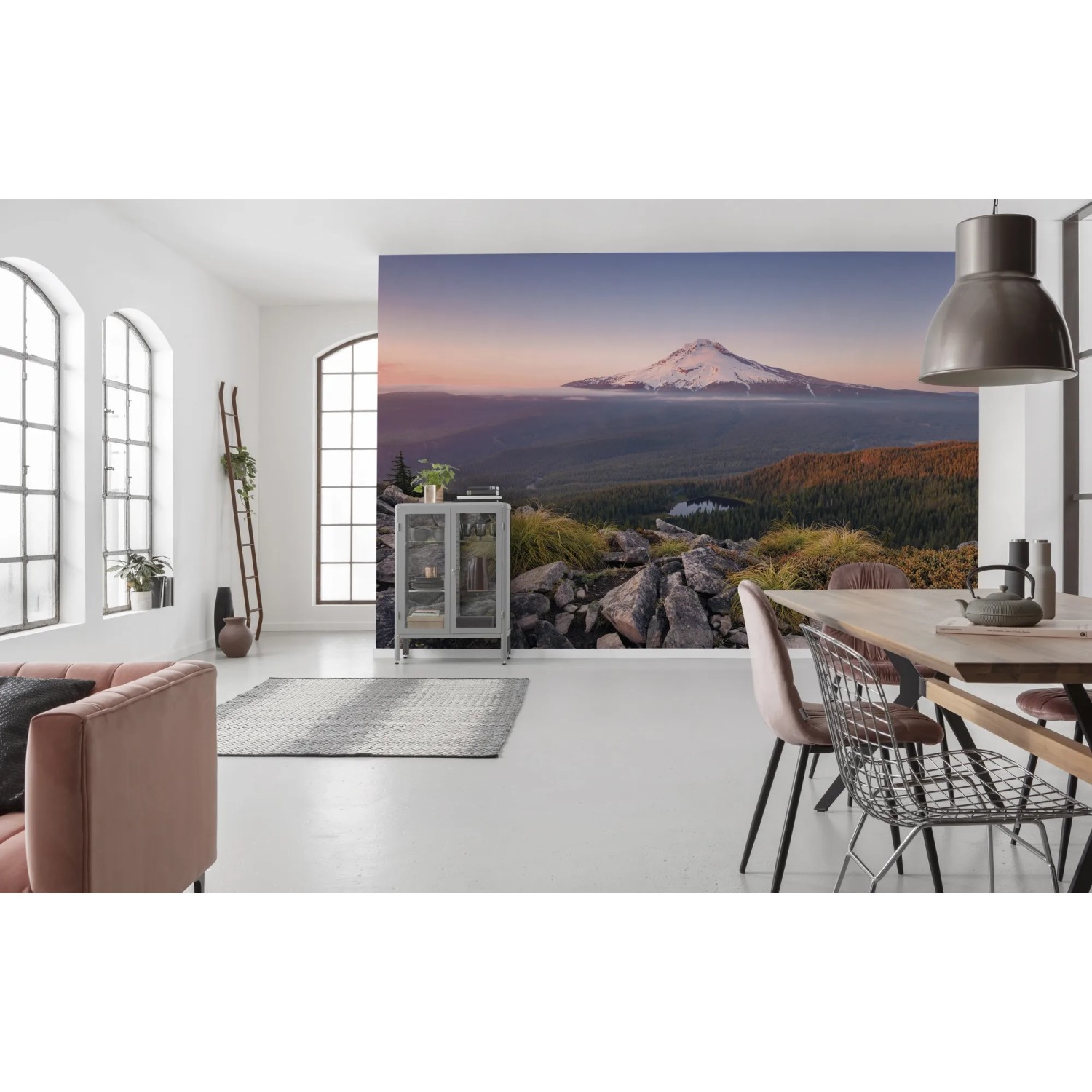 Vlies Fototapete 'Kingdom of a Mountain' mit Berglandschaft im Wohnraum.