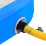Blaue aufblasbare Gymnastikmatte mit angeschlossenem gelbem Pumpenschlauch am Ventil. Sport & Fitnessgeräte.