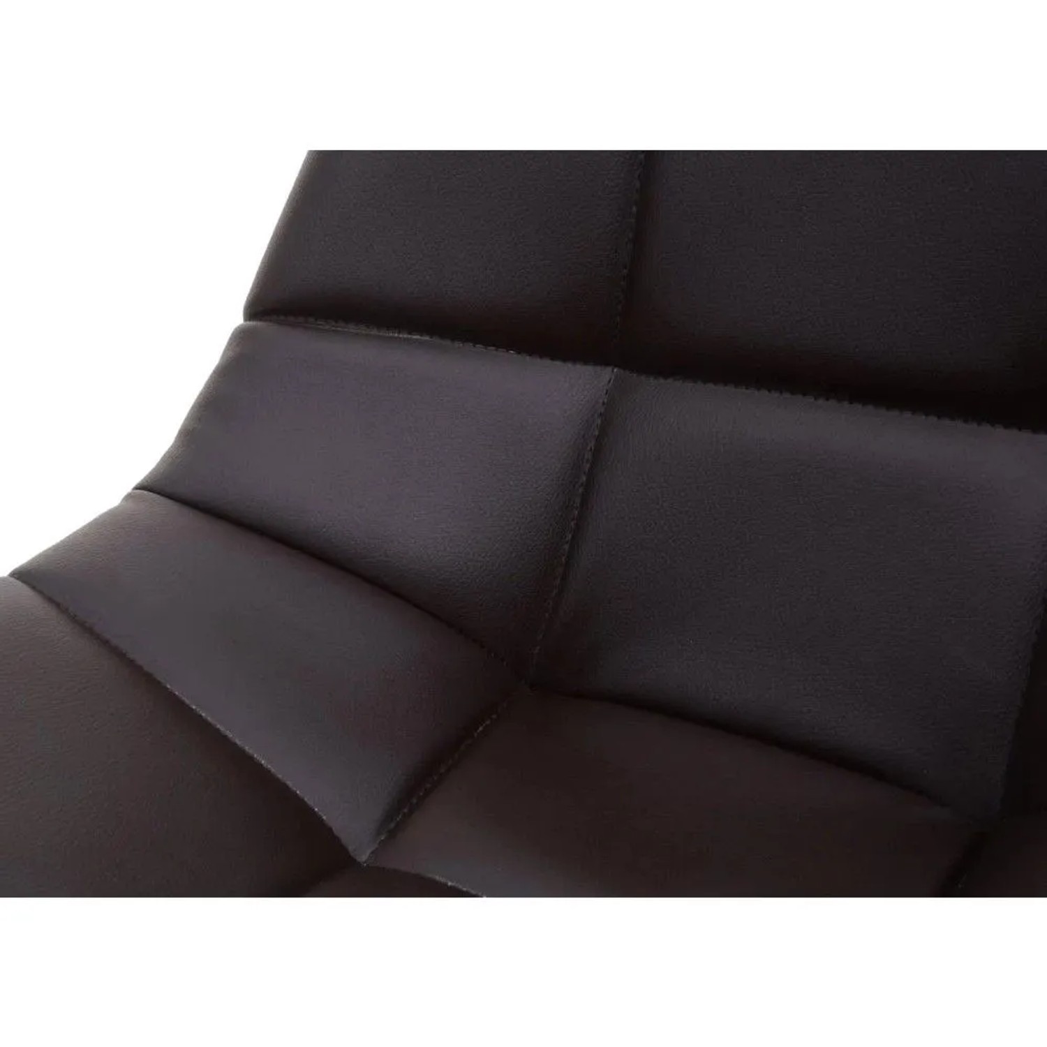 Nahaufnahme des braunen Kunstlederbezugs eines Esszimmerstuhls mit Ziernähten und Polsterung im Retro-Design.