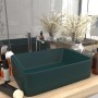 Rechteckiges matt dunkelgrünes Keramik-Waschbecken auf Holzplatte. Moderner Einzelwaschtisch für das Bad.