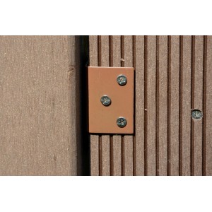 Detailaufnahme: Brauner WPC-Sichtschutzzaun Shanghai mit Befestigungselement.