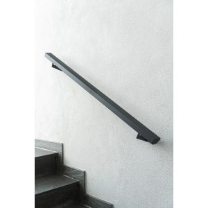 Anthrazitfarbener Aluminium Handlauf 1200 mm an heller Wand neben Treppe. Modernes Geländer für sicheren Halt.