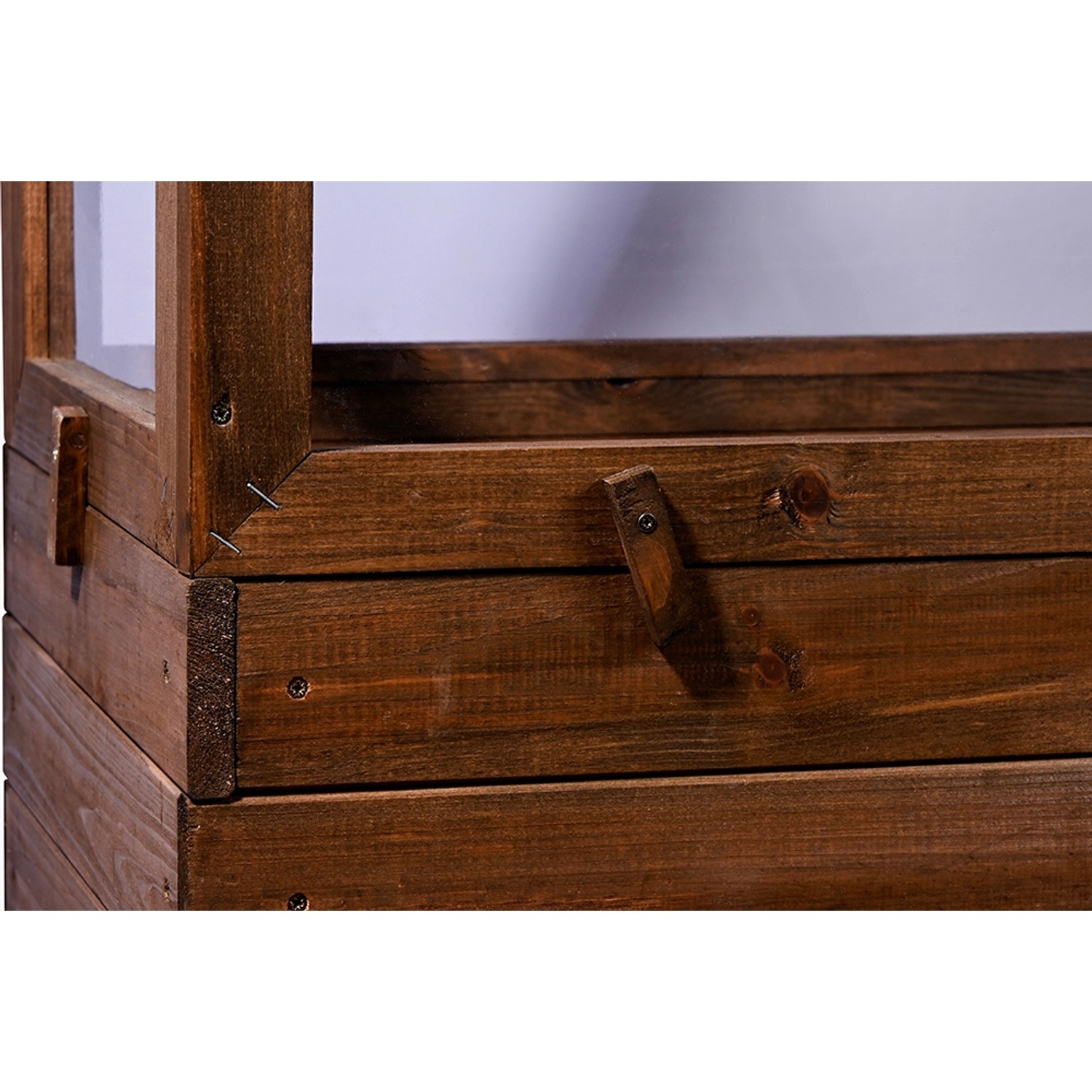 Detailaufnahme: Dunkelbrauner Dobar Frühbeet-Aufsatz aus Holz für Hochbeet.