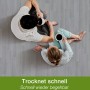 Paar sitzt auf gereinigtem Steinboden mit Tassen. Bona Reiniger für Fliesen, Laminat für schnelle Trocknung.