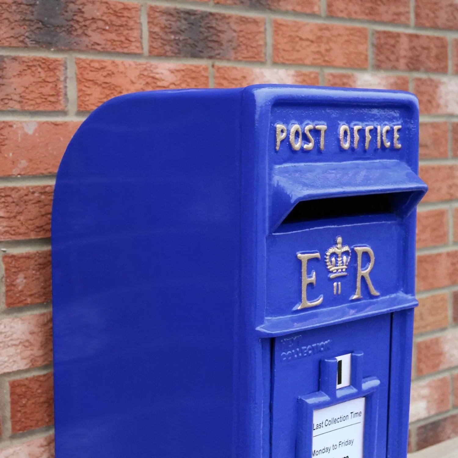 Blauer Briefkasten im schottischen Stil mit "Post Office" Schriftzug und königlichem Wappen.