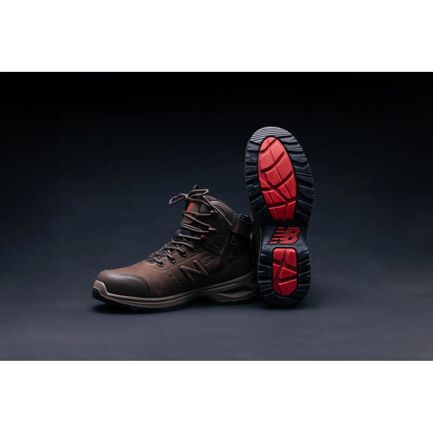 New Balance Sicherheitsstiefel Calibre S3L in Schoko, Größe 40, mit roter Sohle.