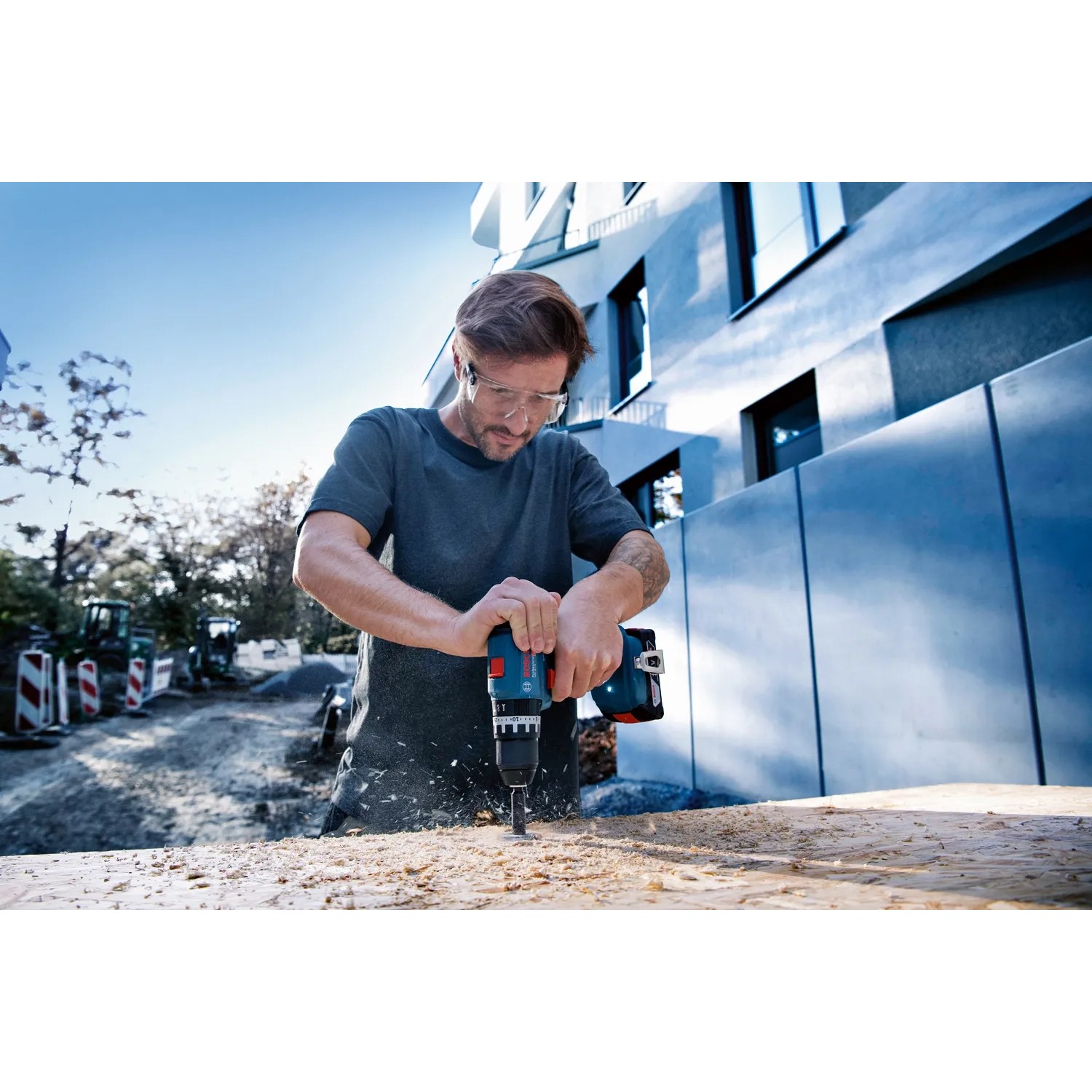 Bosch Professional Akku-Schlagbohrschrauber GSB 18V-45 in Aktion beim Bohren in Holz.