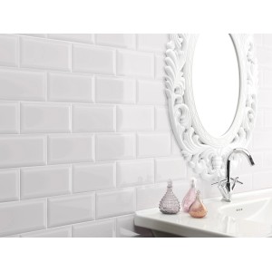 Glänzende, weiße Wandfliese Facette Metro im Badezimmer mit Waschbecken und Spiegel.