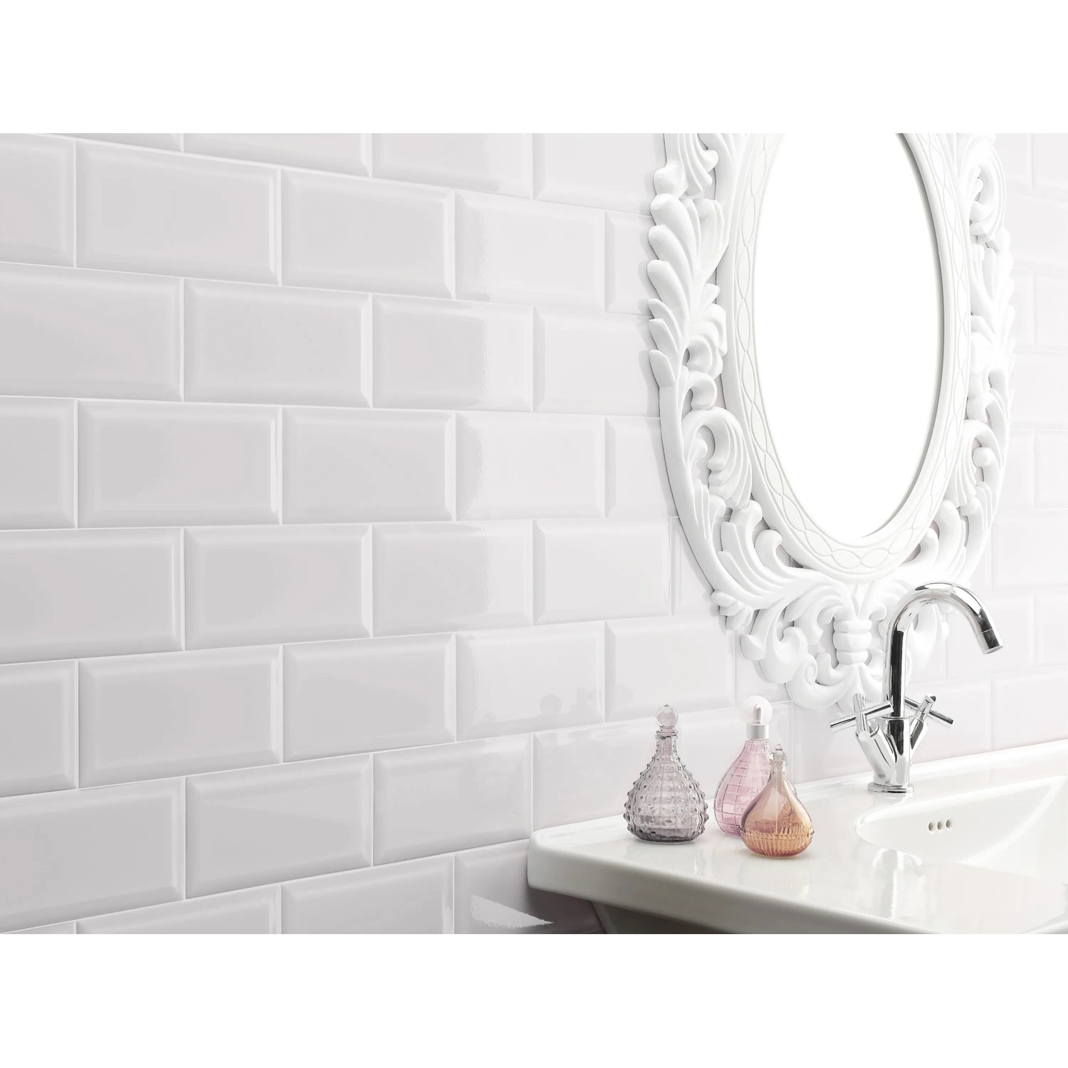 Glänzende, weiße Wandfliese Facette Metro im Badezimmer mit Waschbecken und Spiegel.