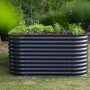 Anthrazitfarbenes Westmann Metall Hochbeet Grow Faster im Garten, bepflanzt mit Gemüse.