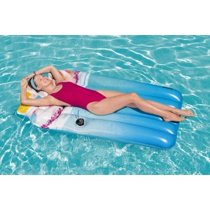 Frau entspannt auf Bestway Luftmatratze im Milchshake-Design im Pool.