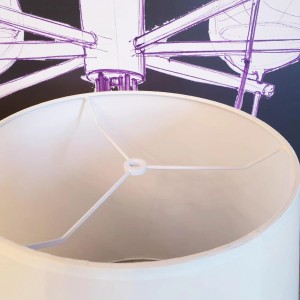 Detailaufnahme des Orion Lightstyle Lampenschirms in Creme-Weiß, Fokus auf die obere Befestigung.