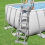 Rechteckiger Bestway Stahlrahmenpool mit Leiter auf Rasen. Pool-Set für den Garten.