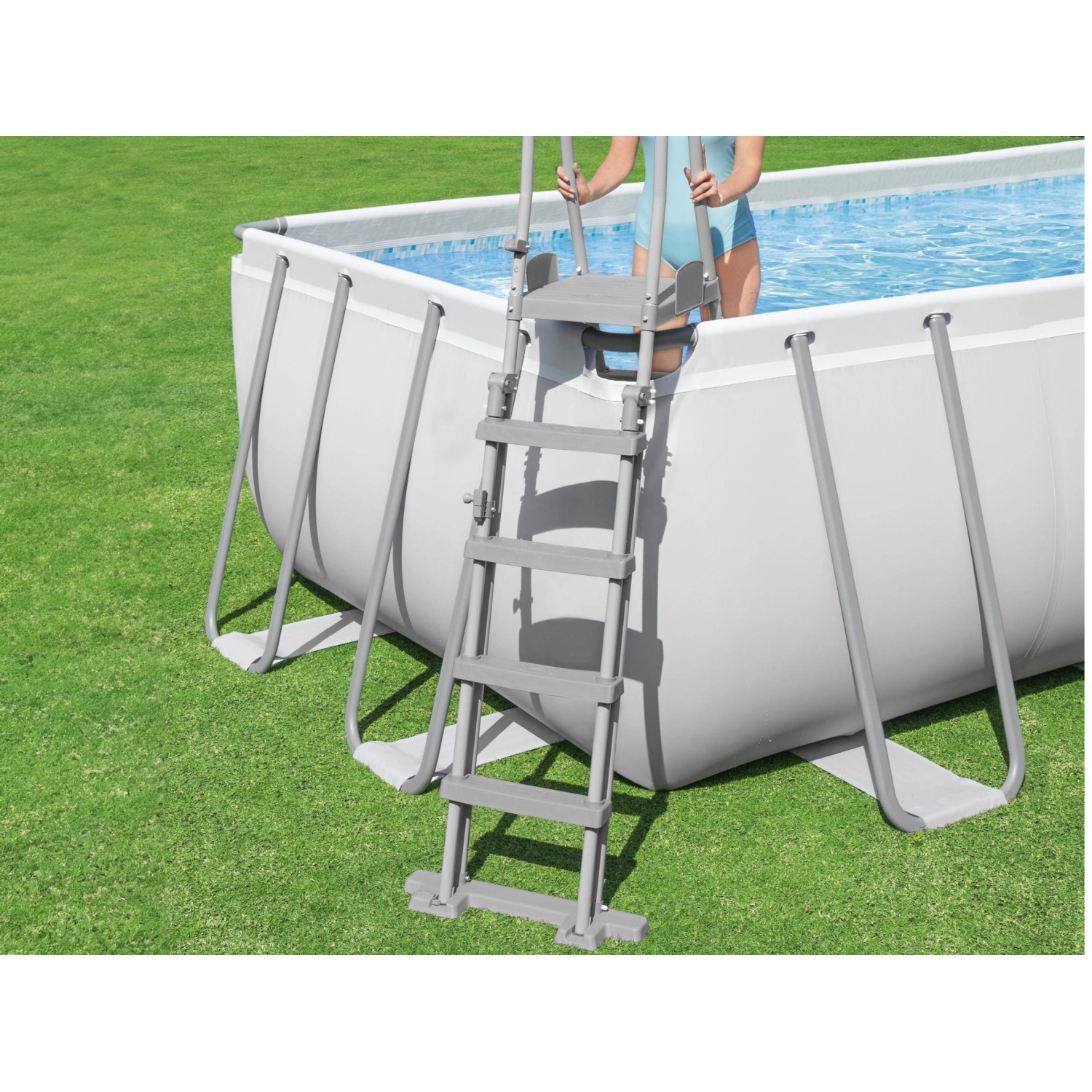 Rechteckiger Bestway Stahlrahmenpool mit Leiter auf Rasen. Pool-Set für den Garten.