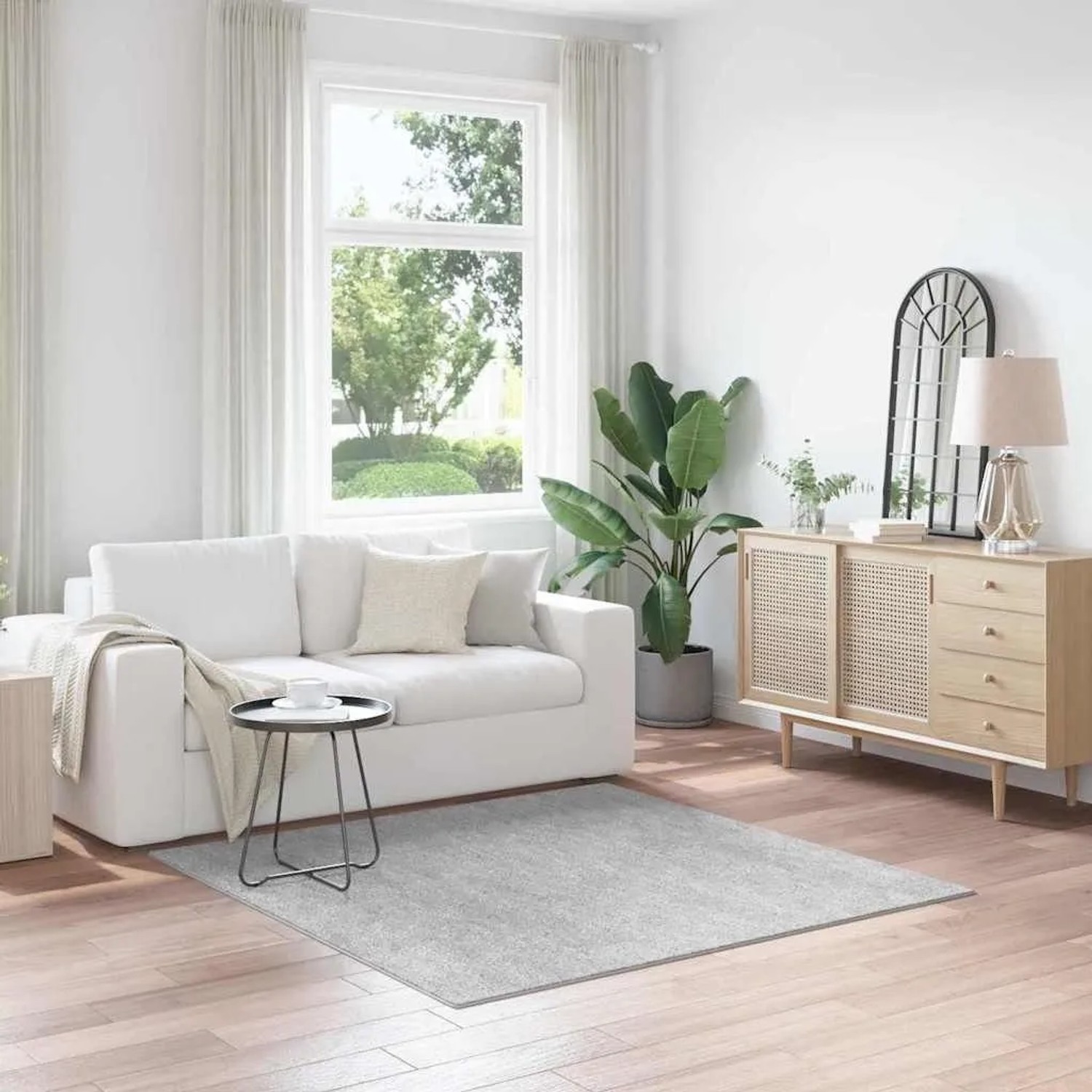 Grauer, quadratischer vidaXL Shaggy Teppich (160x160 cm) mit Anti-Rutsch-Basis im modernen Wohnzimmer. Weicher Hochflorteppich.