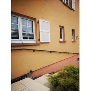 Anthrazitfarbene Kordo Wandhalterung für Prestio Handlauf am Haus montiert.