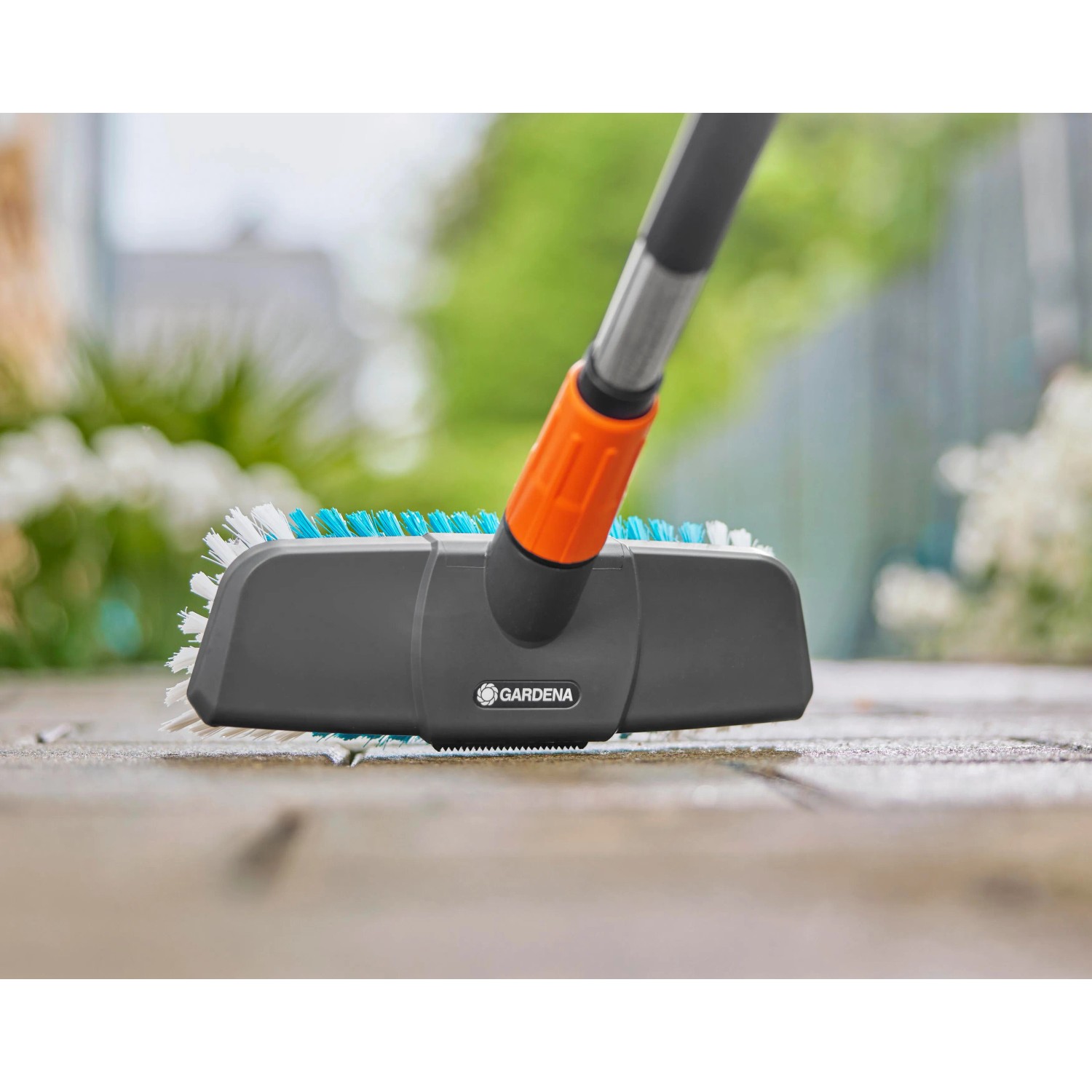 Gardena Cleansystem Stielbürste Hard, anthrazit, für die Reinigung von unempfindlichen Flächen.