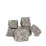 Mehrere graue, gespaltene Granitpflastersteine für Gartenwege. Robuste Pflastersteine 40x60 mm aus Naturstein.