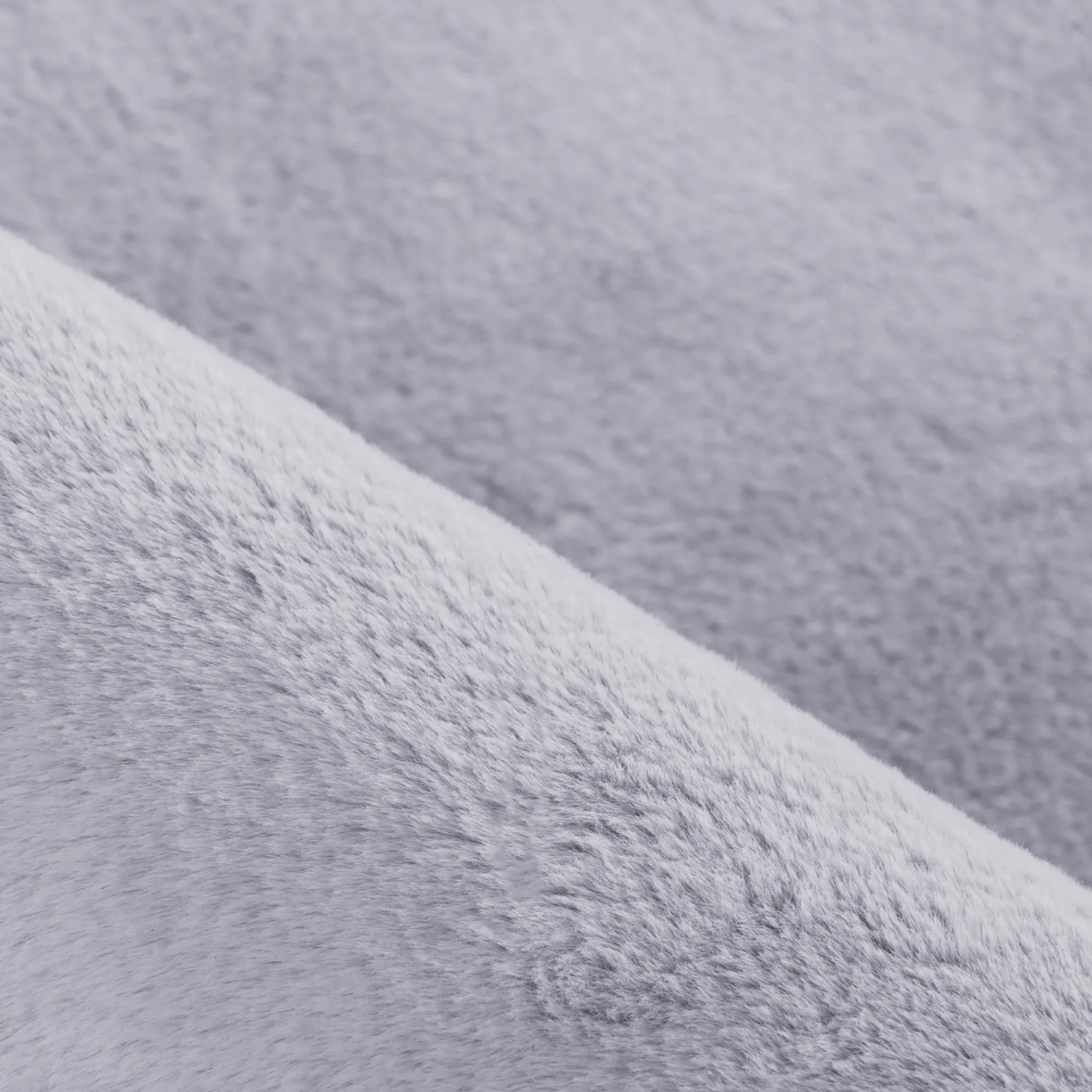 Detailaufnahme: Silberner Ayyildiz Kurzflorteppich Pouffy mit weicher Textur.