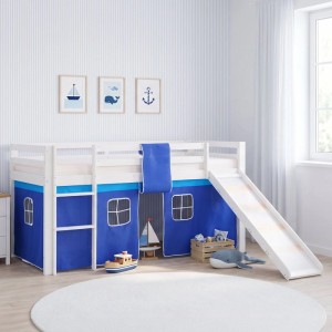 Weißes Hochbett 90x200 mit blauer Stoffumrandung, Rutsche und Leiter im Kinderzimmer. Ideal als Abenteuerbett.