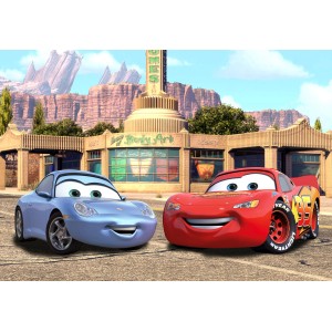 Disney Cars Fototapete mit Lightning McQueen und Sally Carrera vor Radiator Springs.