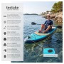 Mann sitzt auf blau-orange Tectake Stand Up Paddle Board Palagios mit Kamerahalterung im Meer. Aufblasbares SUP für Wassersport.