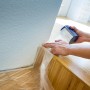 Anwendung: LUX Folie und Malerkrepp schützt Sockelleiste vor Farbspritzern beim Malern.