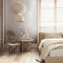 Beige-weiße Marburg Vliestapete mit Sternenmuster in modernem Schlafzimmer.