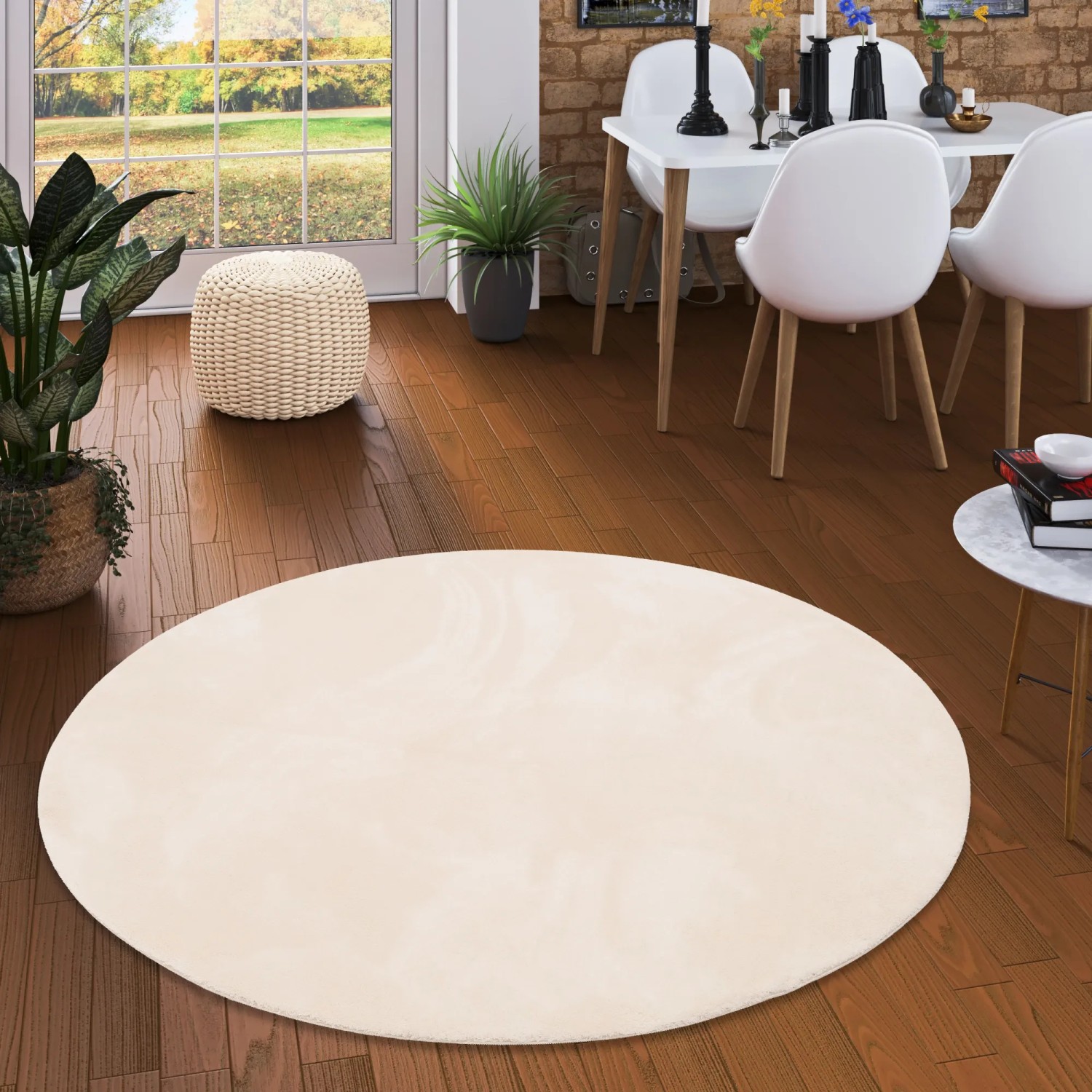 Runder, beiger Fellteppich „Pergamon Luxus Super Soft“ (120x120 cm) im Wohnraum.