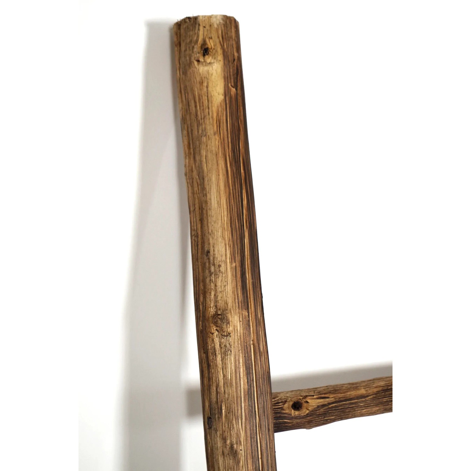 Dekorative Kobolo Leiter aus geflammtem Holz, 167 cm hoch, für rustikale Deko im Innenbereich.