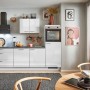 Moderne pino Küchenzeile, 260 cm, lichtgrau hochglanz mit Geräteschrank und E-Geräten.