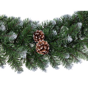 Detailaufnahme der Kunstgirlande Blavand (270 cm) mit Tannenzweigen, Zapfen und Kunstschnee.